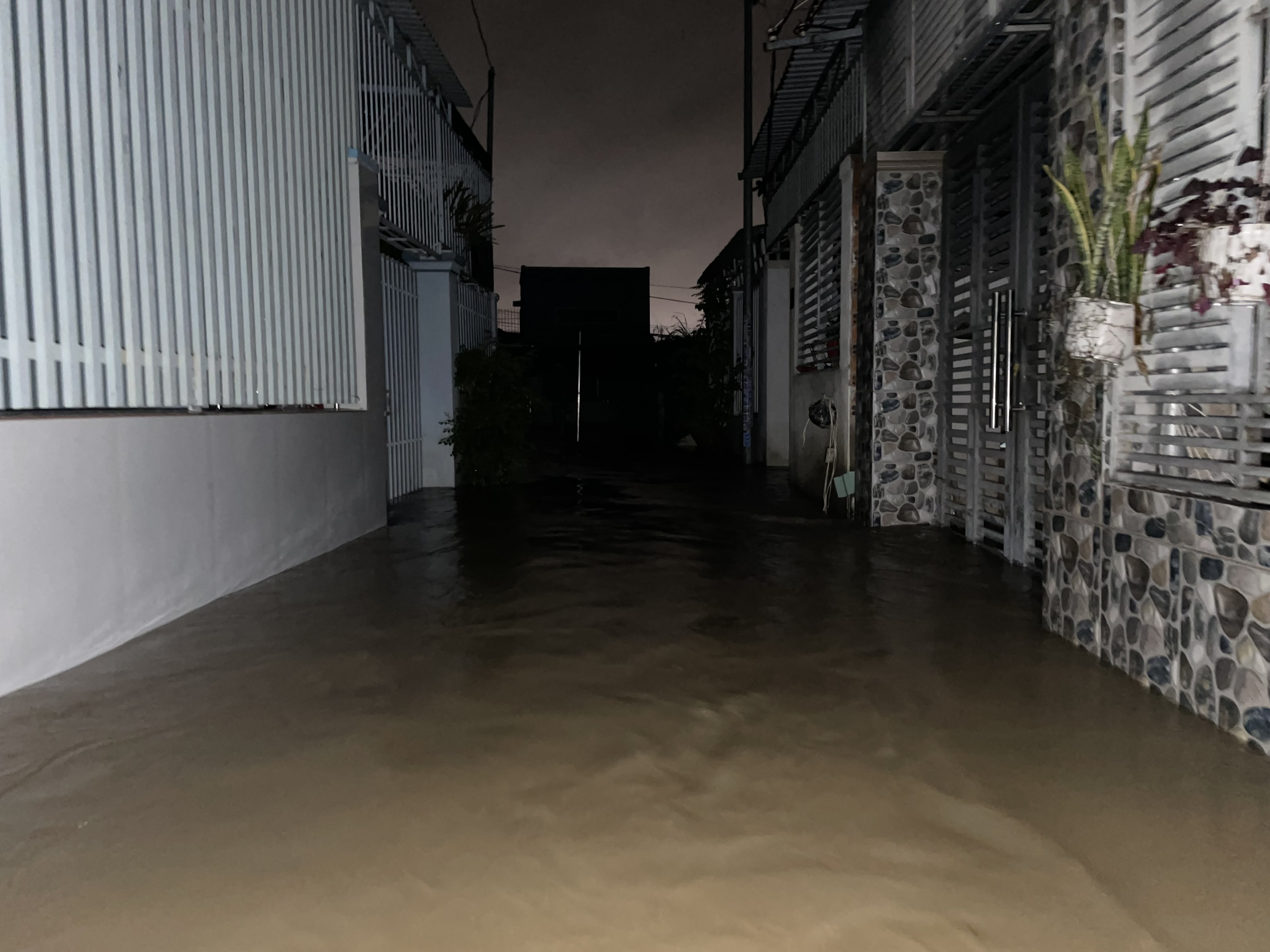 Nha Trang lũ chồng lũ, ngập nặng trong đêm 4 Nha Trang lũ chồng lũ ngập nặng trong đêm - Ảnh 4.