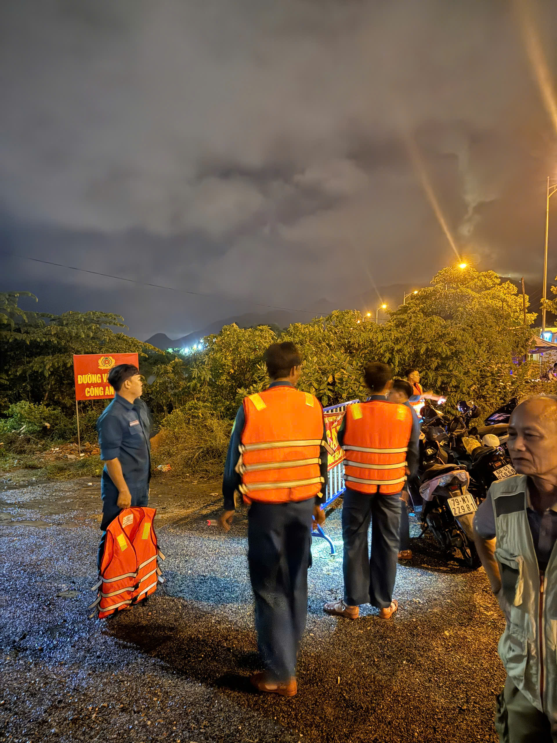 Nha Trang lũ chồng lũ, ngập nặng trong đêm 5 Nha Trang lũ chồng lũ ngập nặng trong đêm - Ảnh 5.