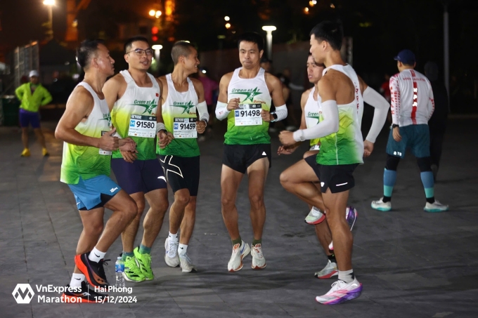 CLB Green Star Runner khởi động trước khi vào đường đua VnExpress Marathon Hải Phòng 2024. Ảnh: VnExpress Marathon