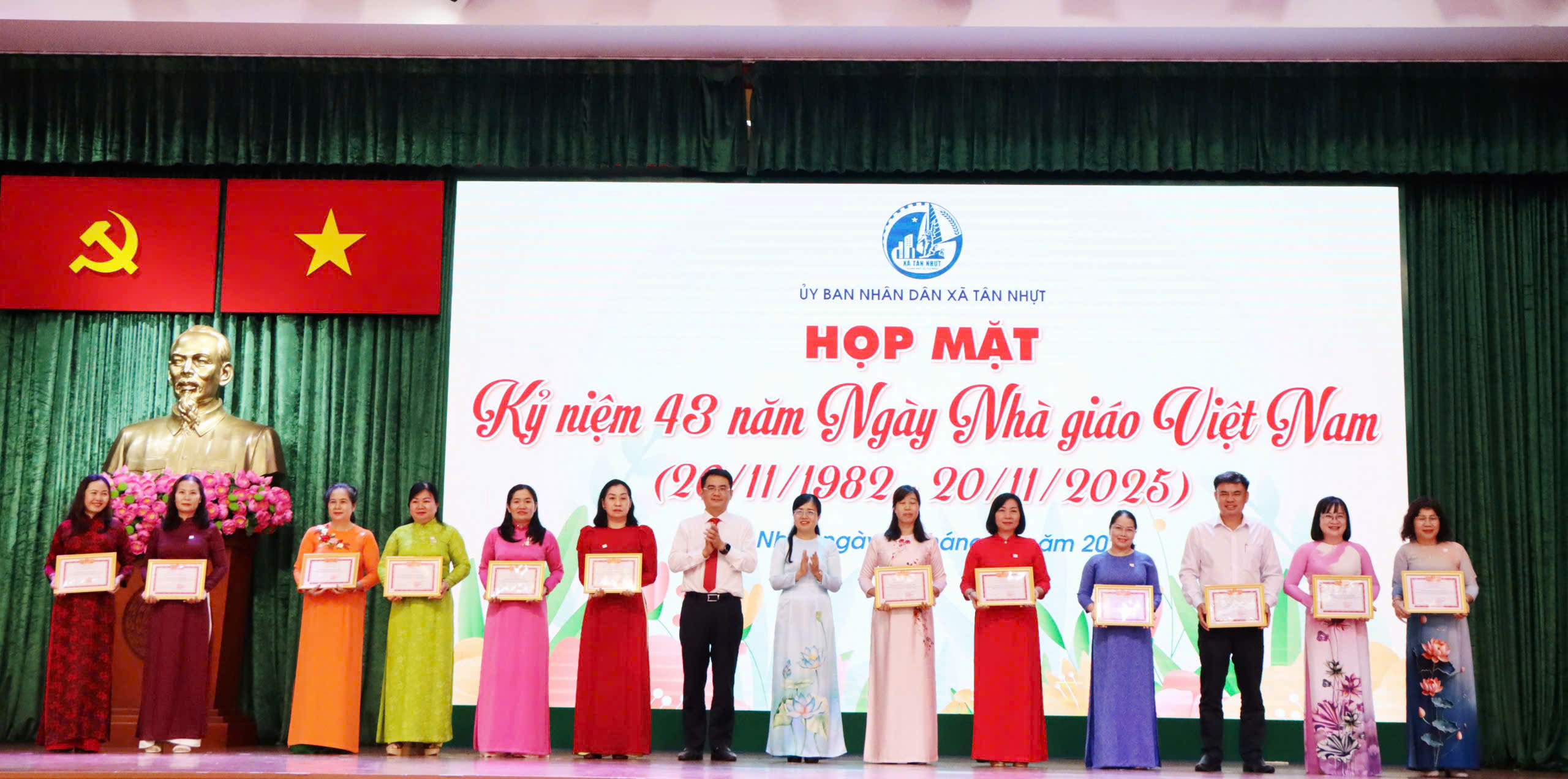 Nhiều địa phương tri ân đội ngũ nhà giáo nhân kỉ niệm 43 năm Ngày Nhà giáo Việt Nam - Ảnh 4.