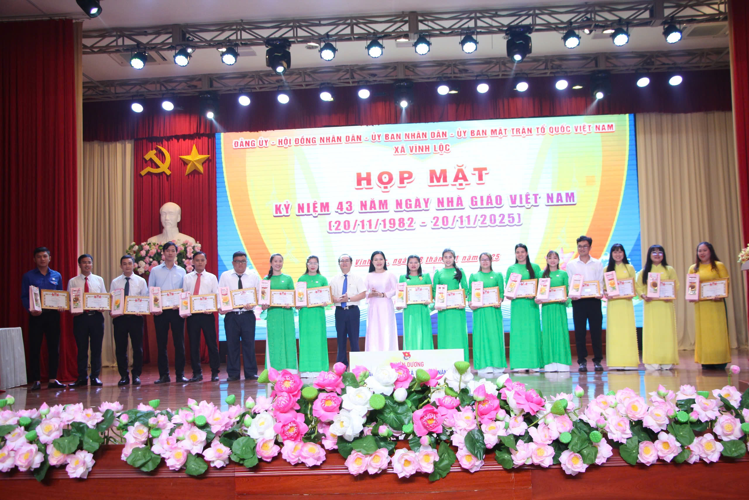 Nhiều địa phương tri ân đội ngũ nhà giáo nhân kỉ niệm 43 năm Ngày Nhà giáo Việt Nam - Ảnh 5.