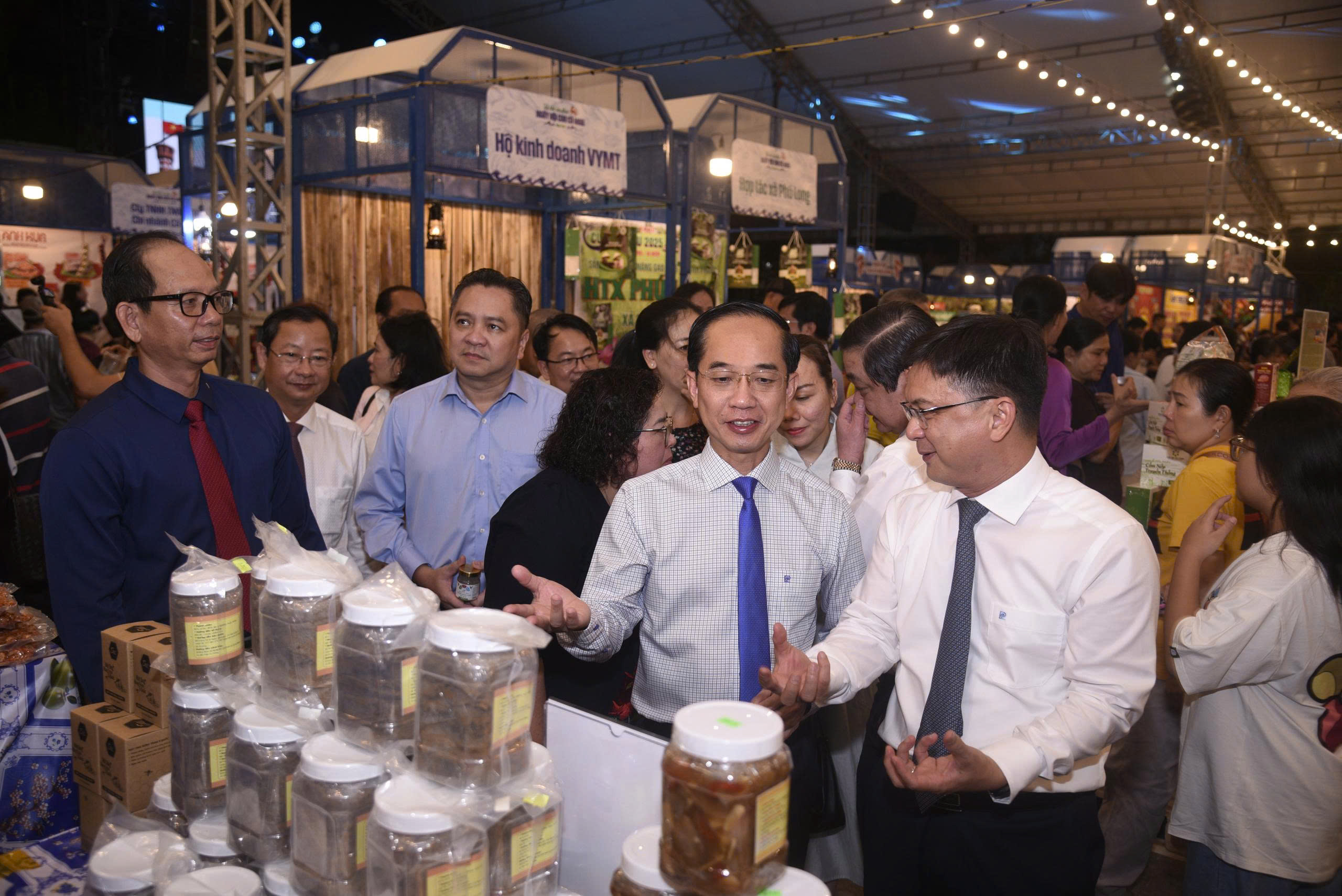 Người dân TP.HCM ùn ùn đến, Lễ hội cua Cà Mau 'hết sạch cua' - Ảnh 2.