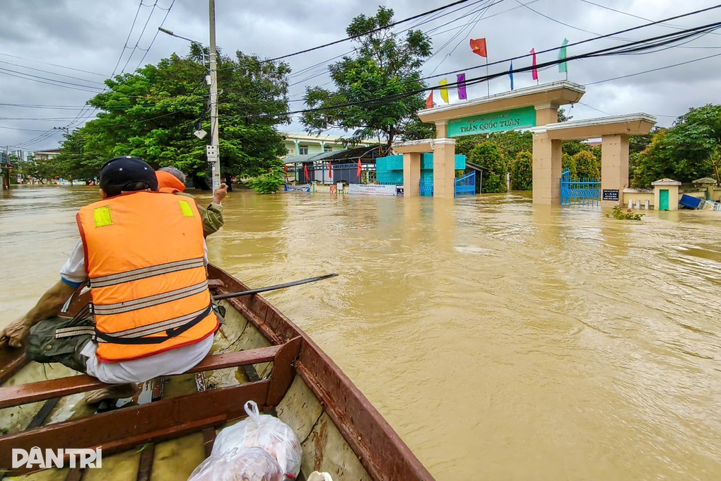 Sở GDĐT TPHCM 13 năm không nhận hoa dịp 20/11, loạt trường hưởng ứng - 3