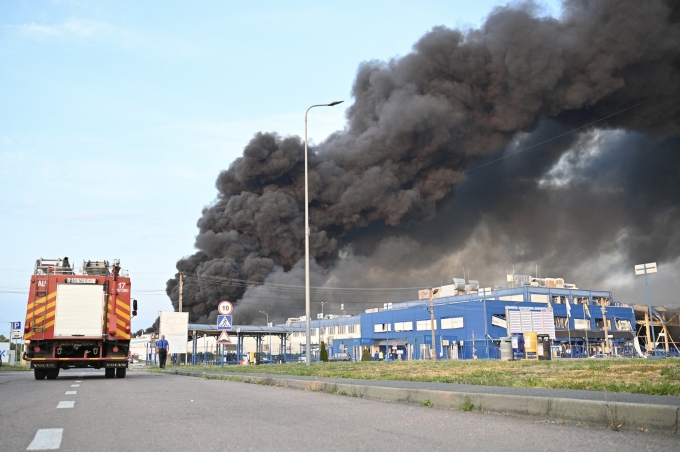 Khói bốc lên từ nhà máy bị tấn công ở Mukachevo, Zakarpattia, Ukraine, ngày 21/8. Ảnh: AFP