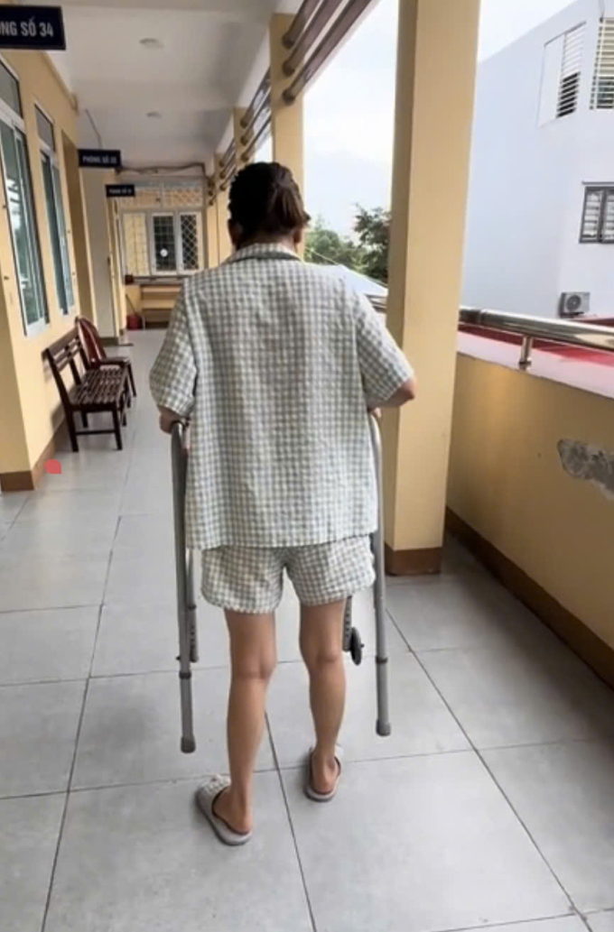 Khánh Linh tập phục hồi chức năng tại một bệnh viện ở Thái Nguyên. Ảnh: Nhân vật cung cấp