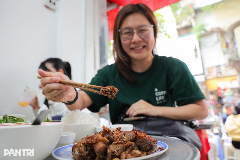 Quán ngan cháy tỏi ở Hà Nội ra đời từ lần bán ế, khách xếp hàng kín đường - 4