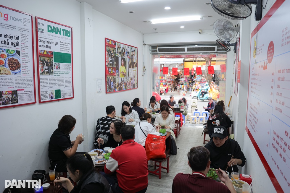 Quán ngan cháy tỏi ở Hà Nội ra đời từ lần bán ế, khách xếp hàng kín đường - 5