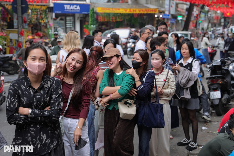 Quán ngan cháy tỏi ở Hà Nội ra đời từ lần bán ế, khách xếp hàng kín đường - 8