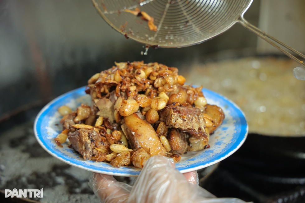 Quán ngan cháy tỏi ở Hà Nội ra đời từ lần bán ế, khách xếp hàng kín đường - 7