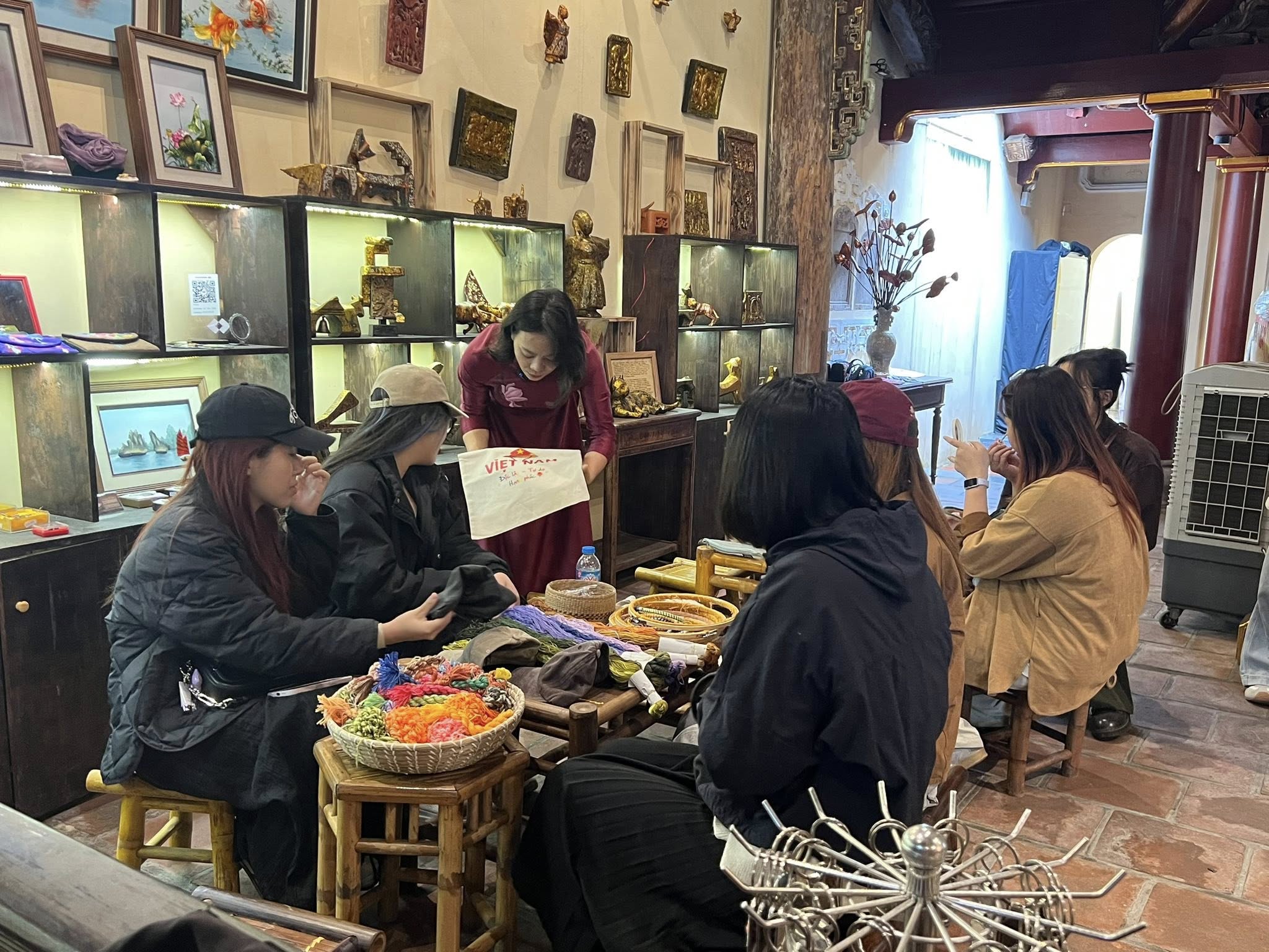 'Phố Hàng' Hà Nội - linh hồn thủ công giữa nhịp sống hiện đại- Ảnh 4.
