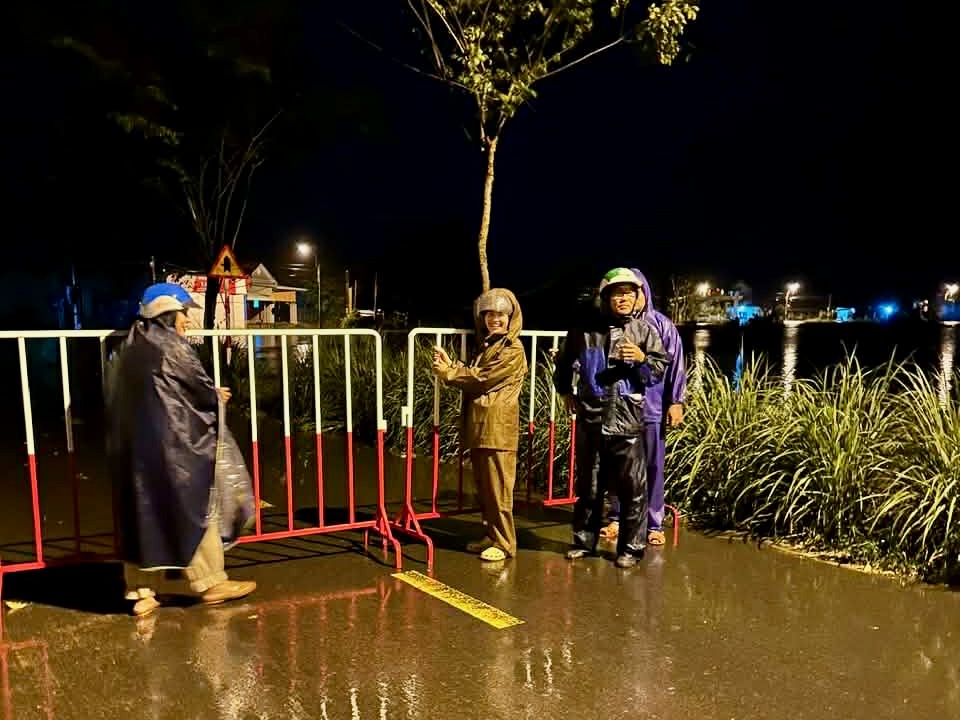 Nhiều khu vực của Phú Yên cũ lại gặp lũ lụt lớn, nước cuốn trôi cả xe khách đang dừng - Ảnh 4.