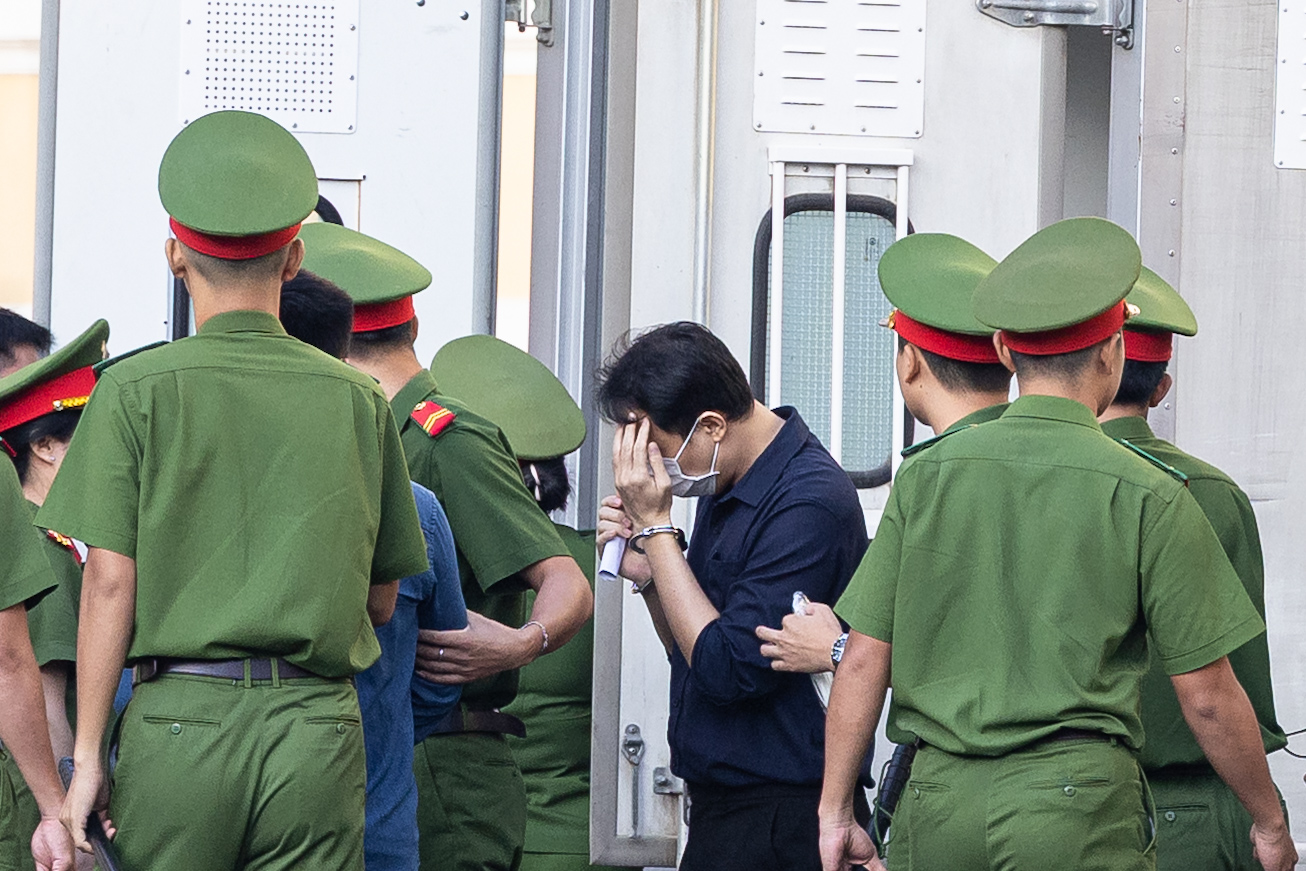 Xét xử vụ kẹo Kera: Những hình ảnh đầu tiên tại toà của Hoa hậu Thuỳ Tiên, Hằng Du Mục và Quang Linh Vlog- Ảnh 2.