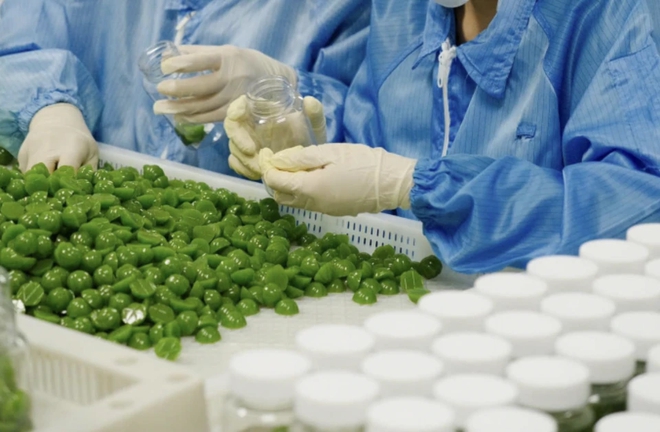 Xét xử vụ kẹo Kera: Những hình ảnh đầu tiên tại toà của Hoa hậu Thuỳ Tiên, Hằng Du Mục và Quang Linh Vlog- Ảnh 7.