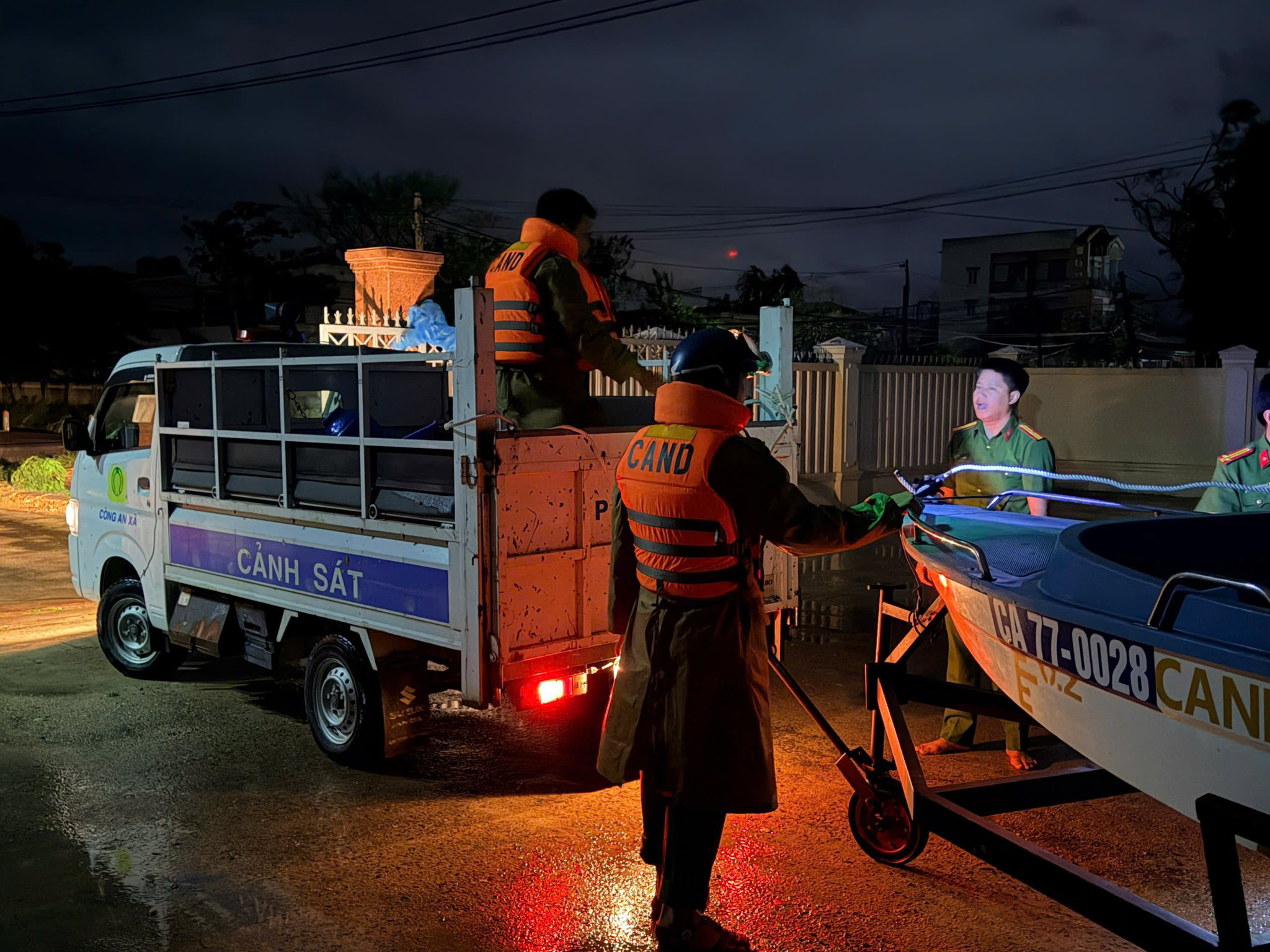 Ngập lụt ở Quy Nhơn, dân thức trắng đêm chạy lũ - Ảnh 5.