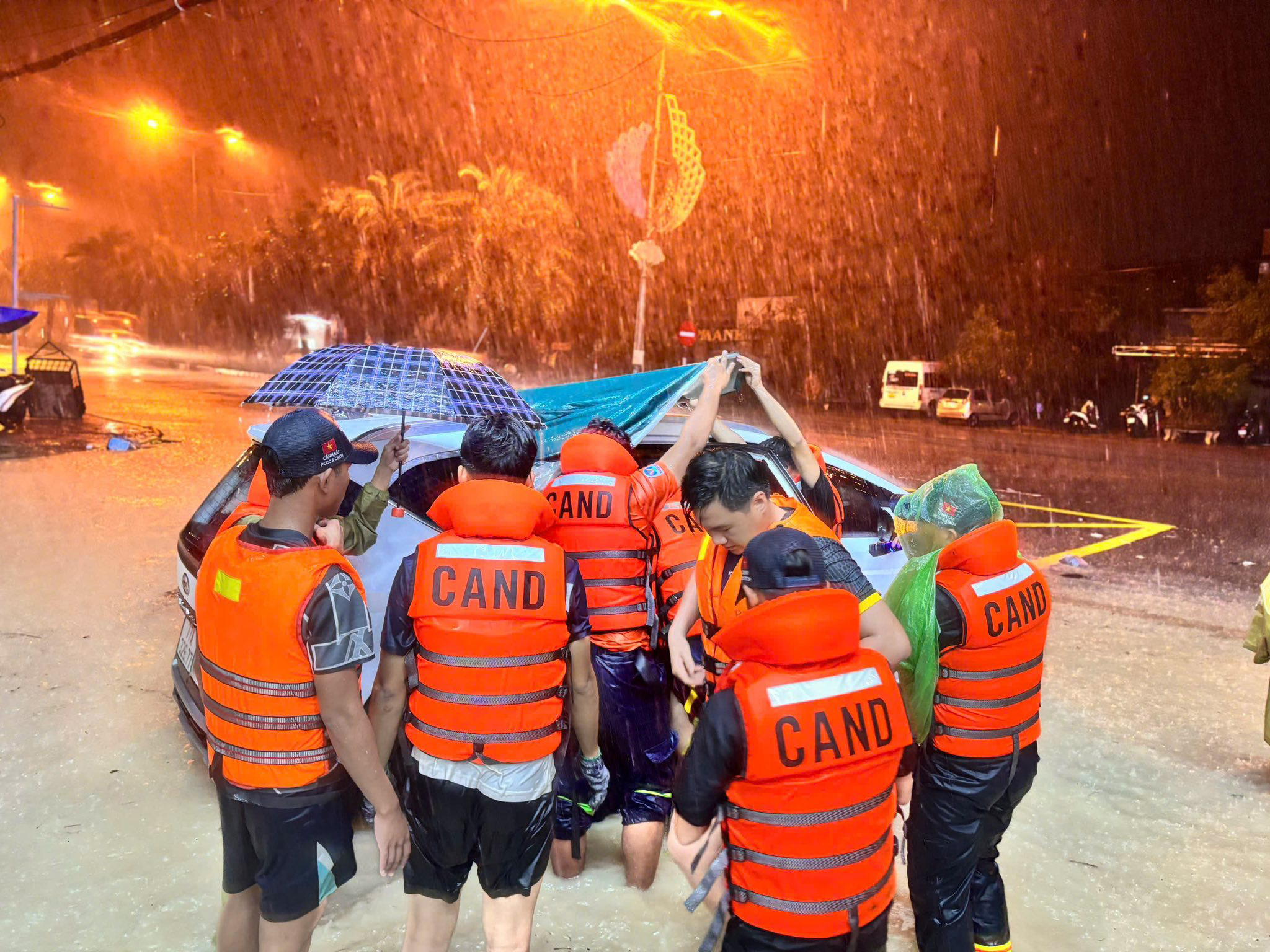 Ngập lụt ở Quy Nhơn, dân thức trắng đêm chạy lũ - Ảnh 6.