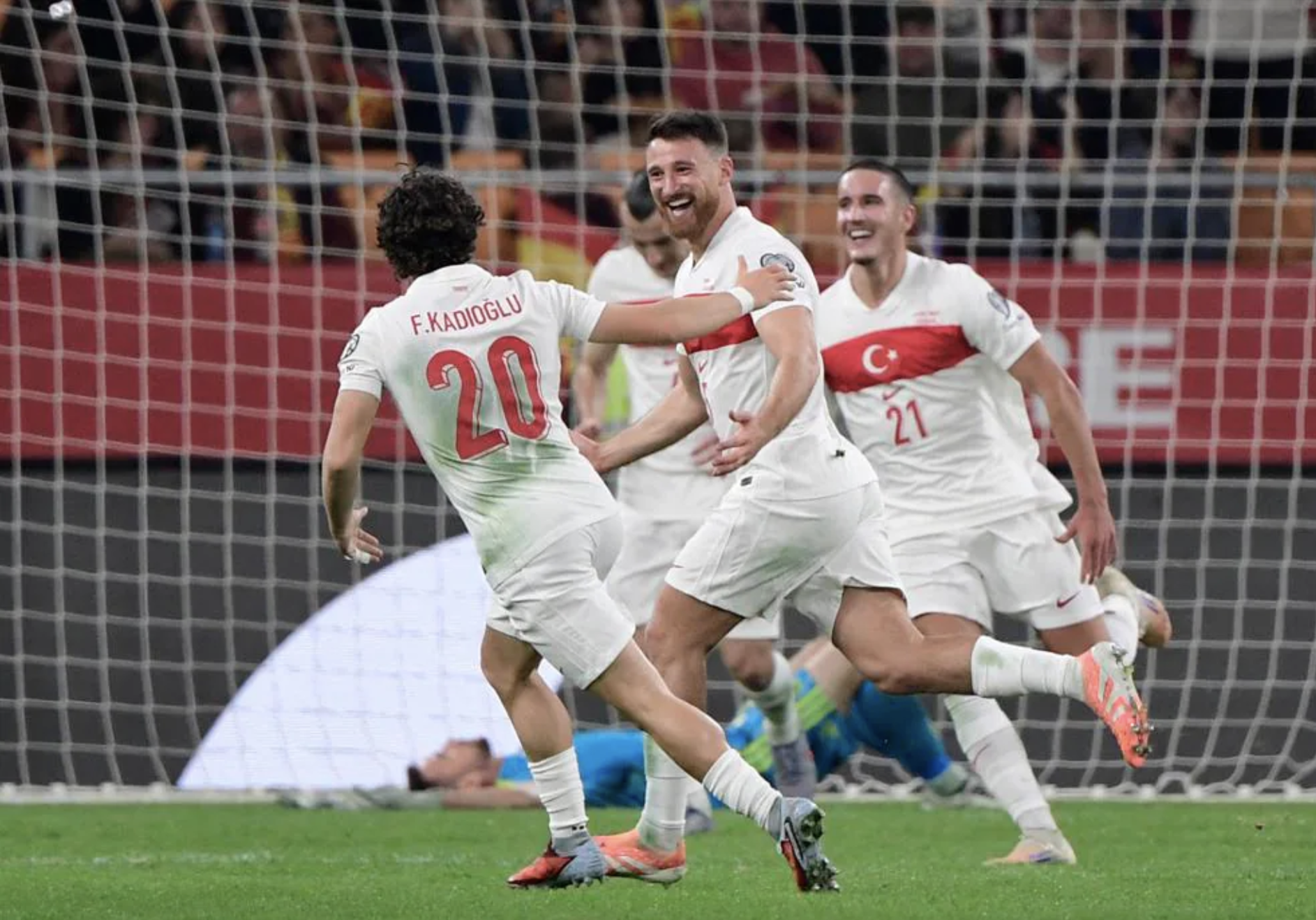 Hòa thót tim Thổ Nhĩ Kỳ, Tây Ban Nha lập kỷ lục và giành vé World Cup - Ảnh 4.