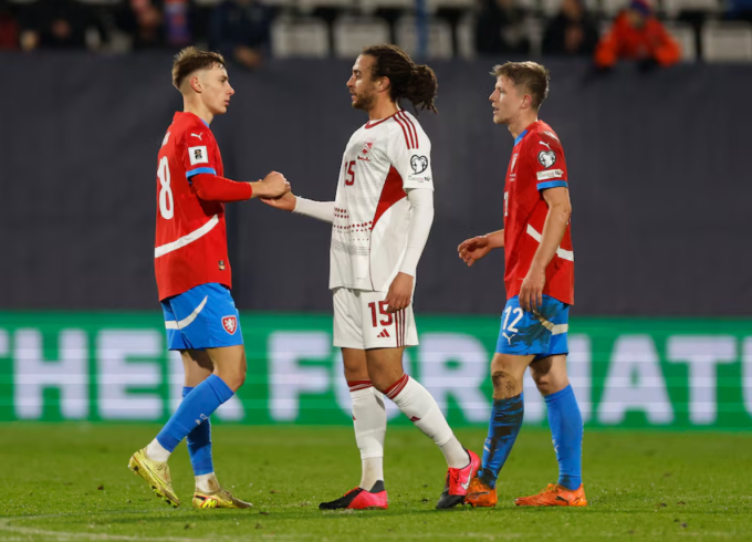 Krystof Danek (trái) bắt tay Dan Bent sau trận CH Czech thắng Gibraltar 6-0 ở lượt cuối vòng loại World Cup 2026 khu vực châu Âu tại Andruv Stadion, Olomouc, CH Czech ngày 17/11/2025. Ảnh: Reuters