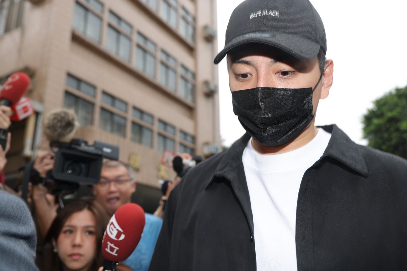 1763518495 933 Nguoi khien 18 nghe si bi bat xuat hien