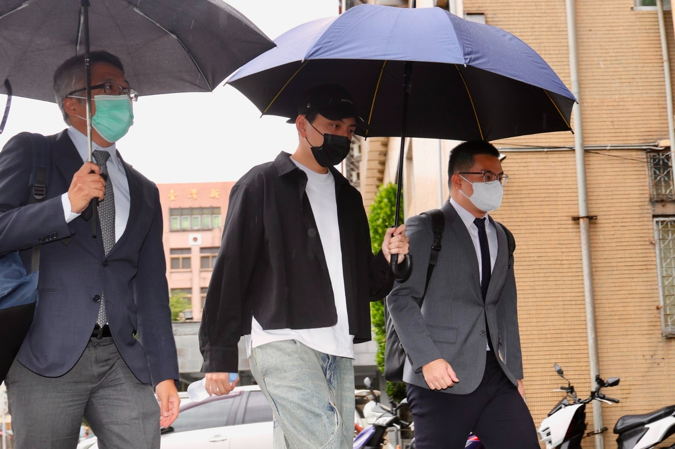 1763518496 264 Nguoi khien 18 nghe si bi bat xuat hien