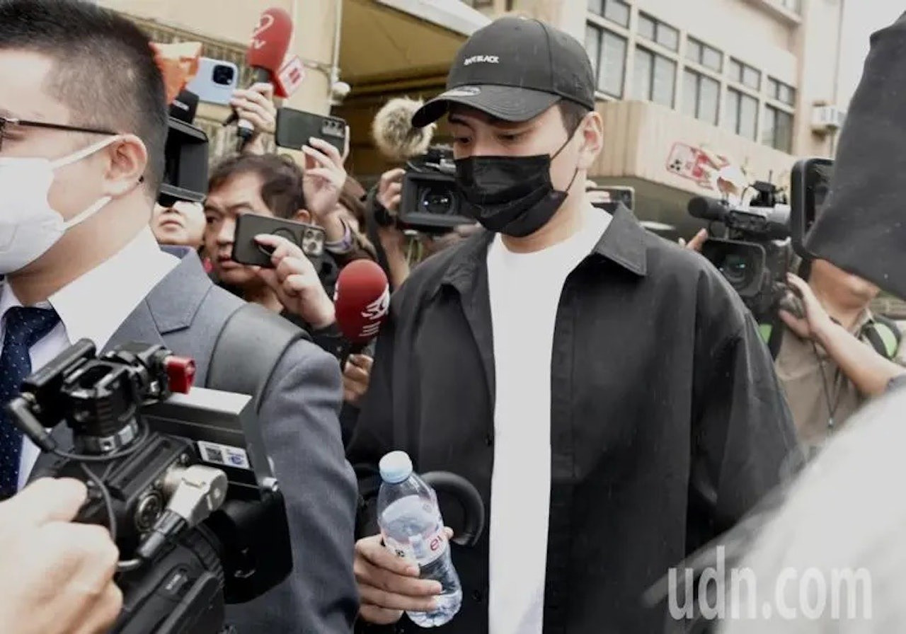 1763518496 610 Nguoi khien 18 nghe si bi bat xuat hien