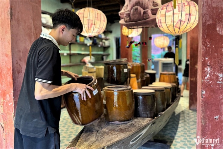 Hội An lại ngập sâu: Dân hối hả chạy lũ, du khách tò mò lội nước check-in - 10