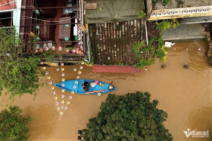 Hội An lại ngập sâu: Dân hối hả chạy lũ, du khách tò mò lội nước check-in - 13