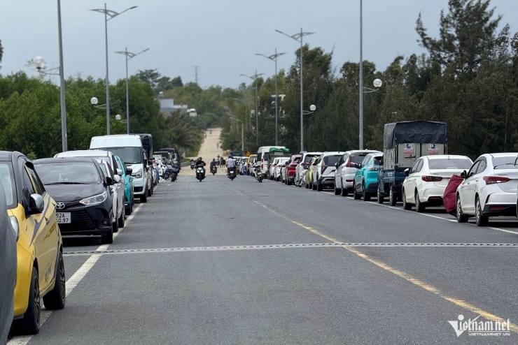 Hội An lại ngập sâu: Dân hối hả chạy lũ, du khách tò mò lội nước check-in - 12