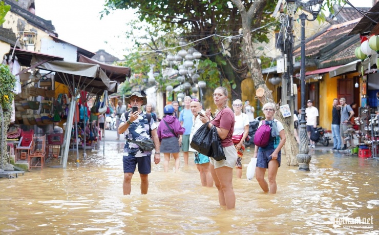 Hội An lại ngập sâu: Dân hối hả chạy lũ, du khách tò mò lội nước check-in - 16