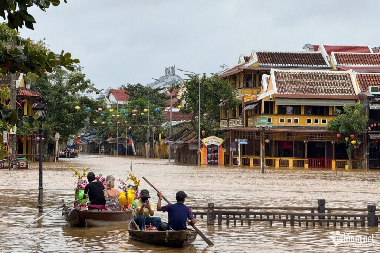 Hội An lại ngập sâu: Dân hối hả chạy lũ, du khách tò mò lội nước check-in - 17