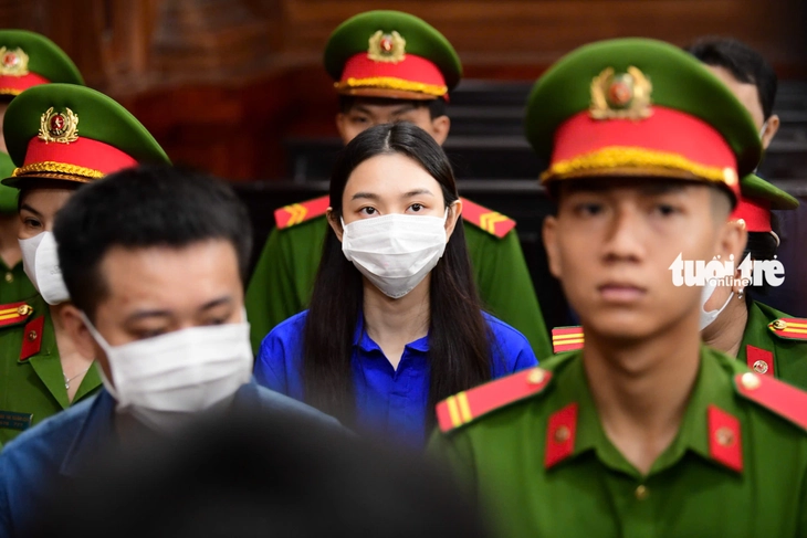 Tổng giám đốc Công ty Sen Vàng vắng mặt tại phiên tòa xét xử hoa hậu Thùy Tiên - Ảnh 2.