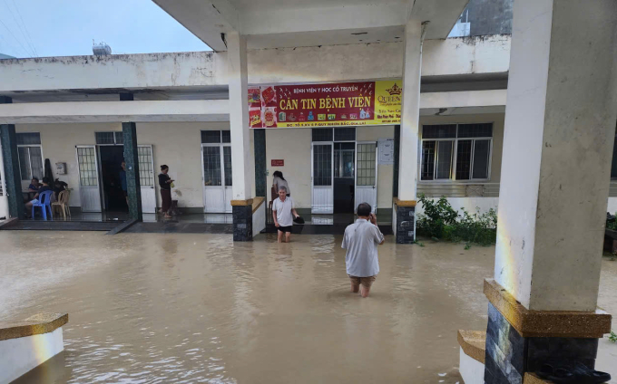 Bệnh nhân lội nước giữa Bệnh viện Y học cổ truyền và Phục hồi chức năng Quy Nhơn, sáng 19/11. Ảnh: Bệnh nhân cung cấp