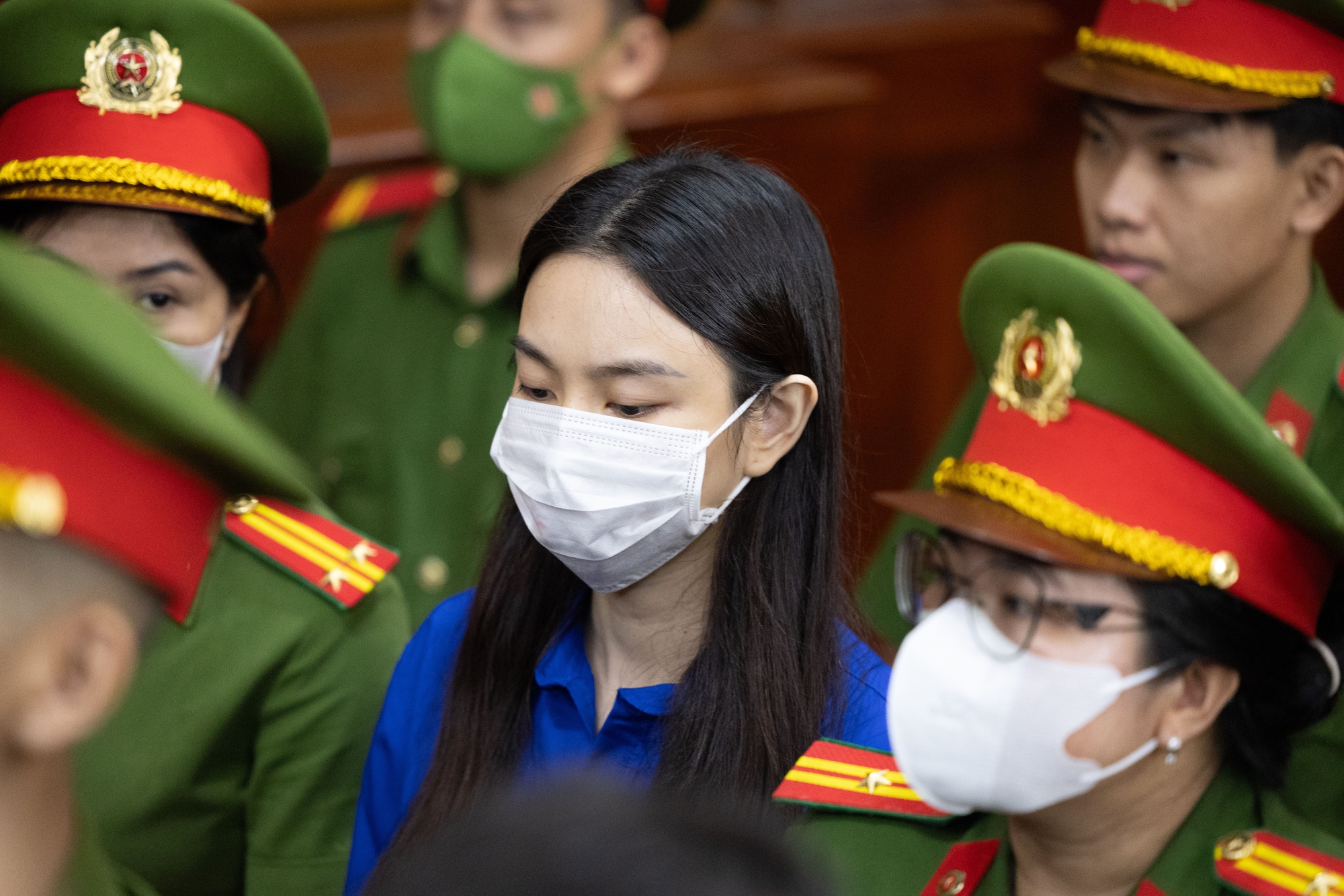 Thái độ của Thuỳ Tiên trong phiên toà xét xử vụ án Kẹo Kera, một ánh mắt nói lên tất cả- Ảnh 4. Thái độ của Thuỳ Tiên trong phiên toà xét xử vụ án Kẹo Kera, một ánh mắt nói lên tất cả- Ảnh 4.