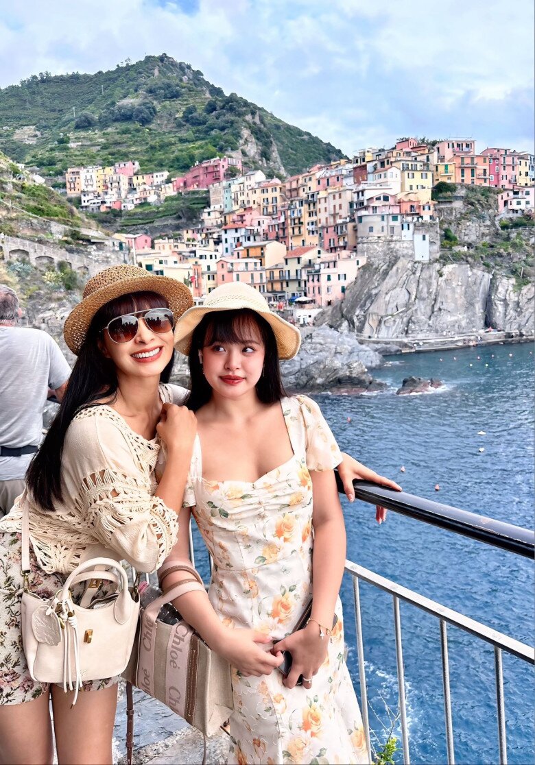 Nữ người mẫu ở lại Ý cùng ái nữ 1 tháng vì sợ con bơ vơ nơi xứ người.