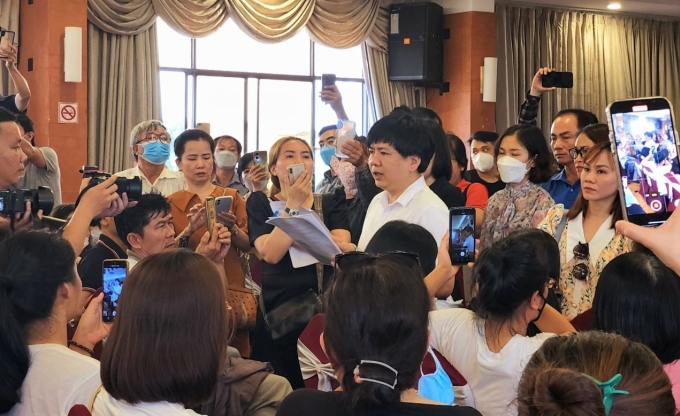 Phụ huynh vây ông Thủy đòi hoàn trả học phí còn dư trong cuộc họp tại TP HCM, tháng 3/2023. Ảnh: Lệ Nguyễn