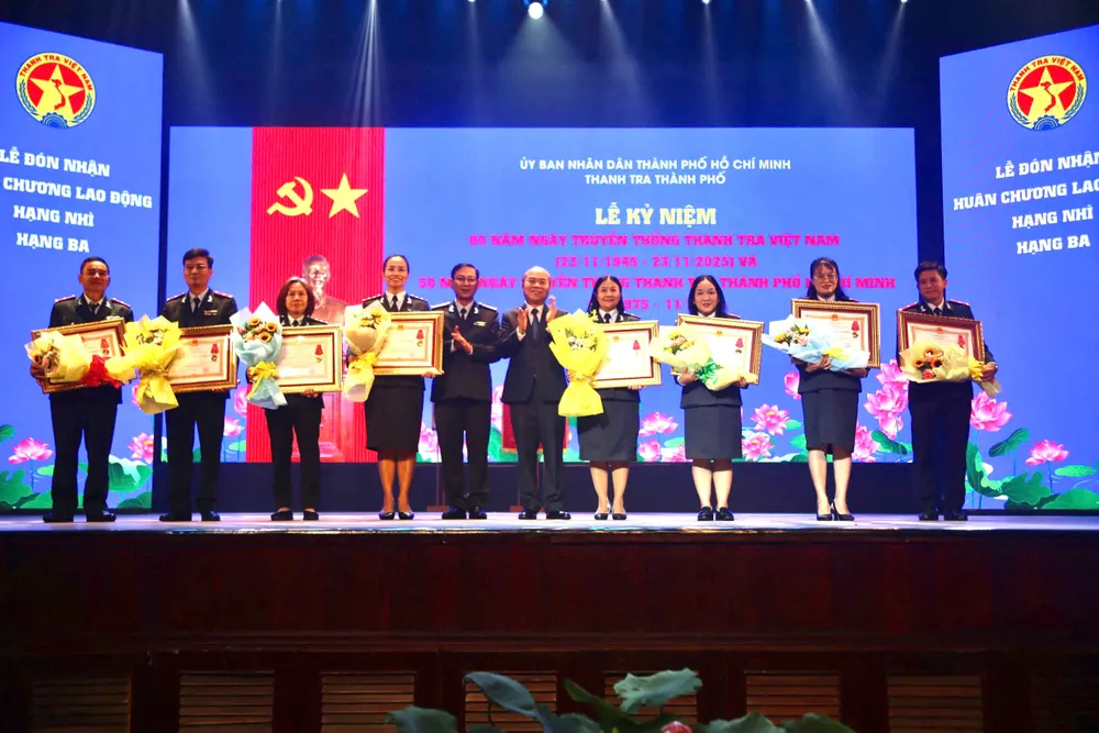 Thanh tra TP.HCM đón nhận Huân chương Lao động hạng nhì, hạng ba, ghi nhận đóng góp xuất sắc của tập thể và cá nhân. Ảnh: PHẠM HẢI z7239591876503_bb82d985de7174001595c9762918ae17.jpg