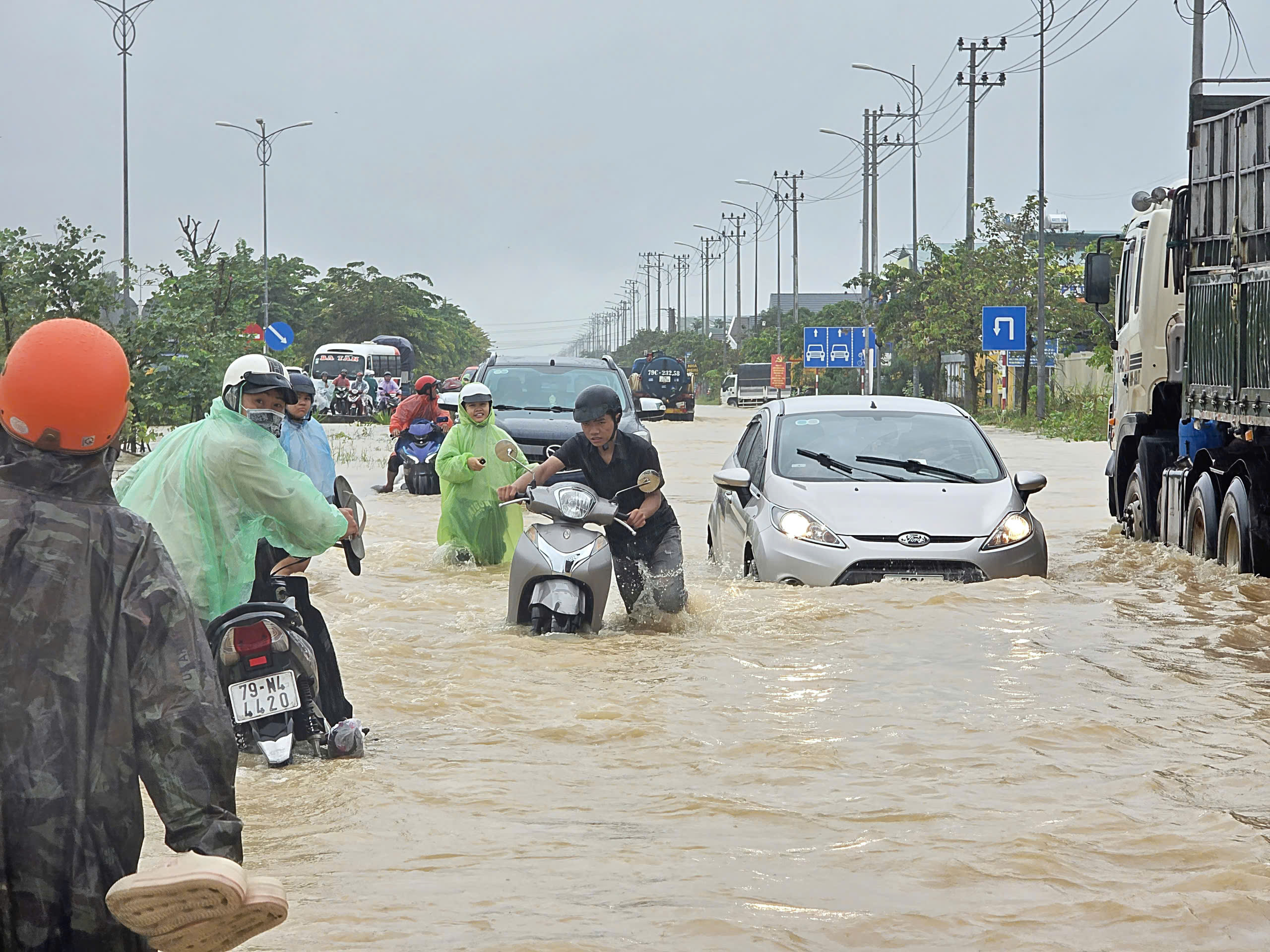 Nha Trang mênh mông biển nước vì lũ chồng lũ - Ảnh 4.