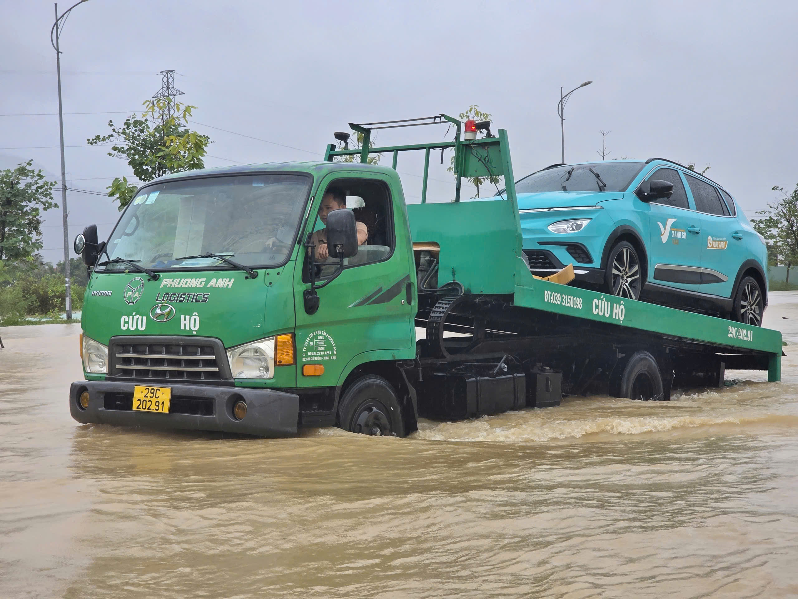 Nha Trang mênh mông biển nước vì lũ chồng lũ - Ảnh 6.