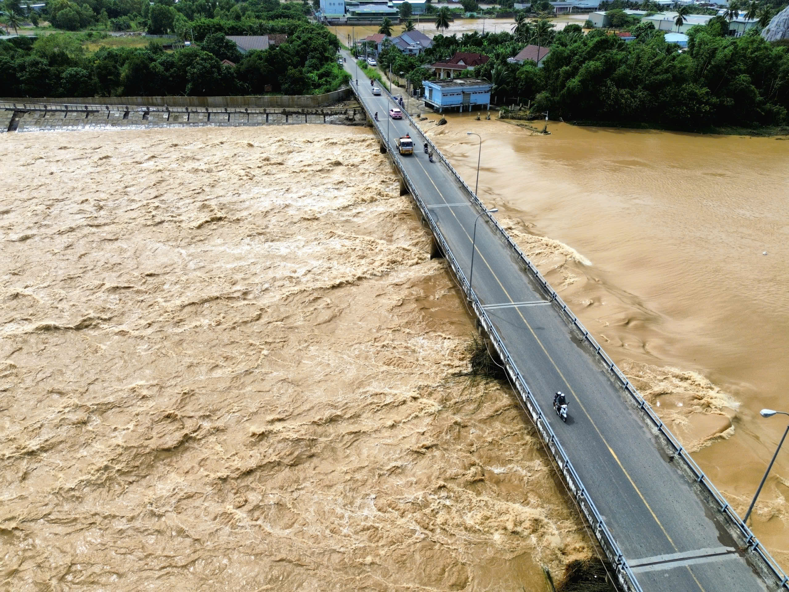 Nha Trang mênh mông biển nước vì lũ chồng lũ - Ảnh 11.