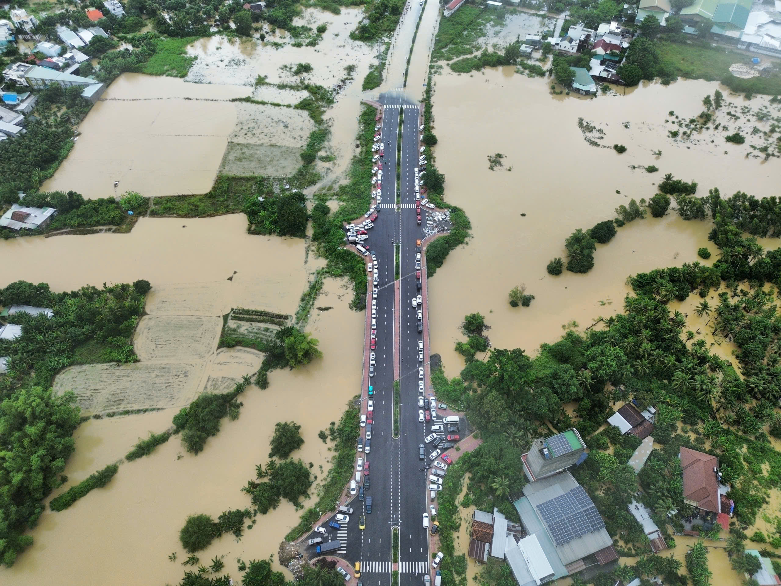 Nha Trang mênh mông biển nước vì lũ chồng lũ - Ảnh 12.