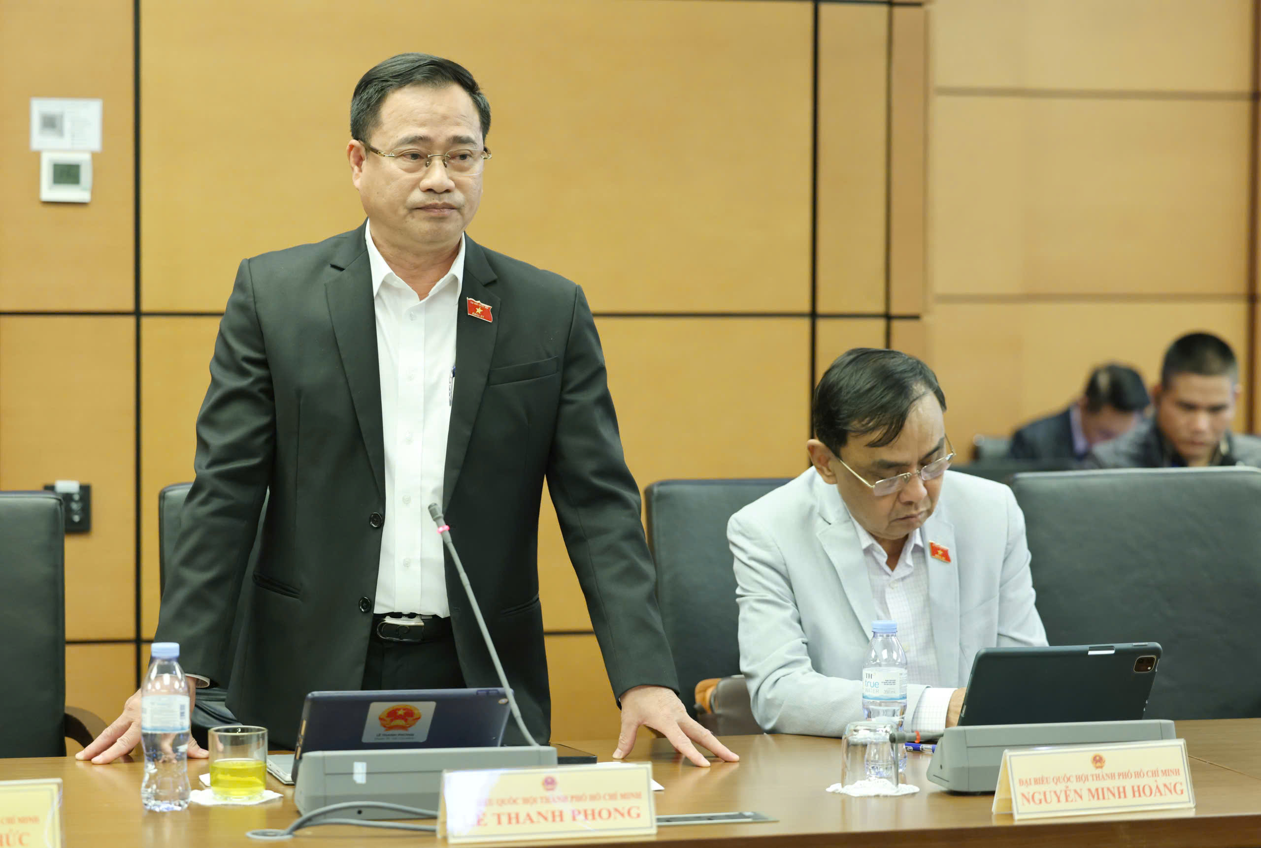 Đồng loạt đề nghị giảm tiền sử dụng đất, đại biểu nói đừng để dân phải mua lại đất của mình - Ảnh 2.