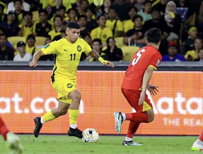 Tiền đạo Malaysia gốc Argentina Imanol Machuca (áo vàng) thi đấu trong trận thắng Việt Nam 4-0 ở lượt hai bảng F vòng loại cuối Asian Cup 2027, trên sân Bukit Jalil, Malaysia ngày 10/6/2025. Ảnh: Malaysia NT.