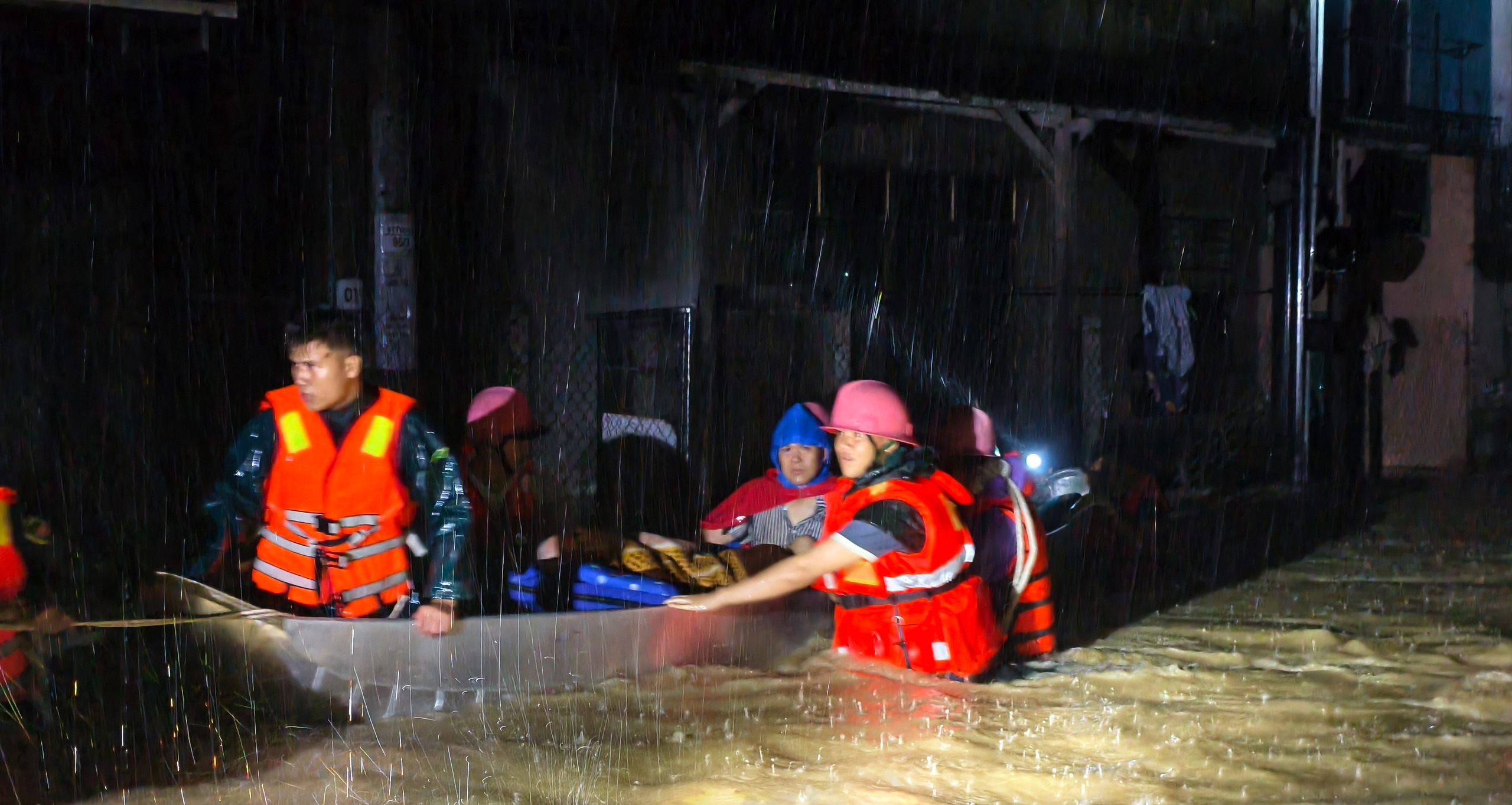 Công an, quân đội Gia Lai cứu dân trong lũ lụt - Ảnh 3.