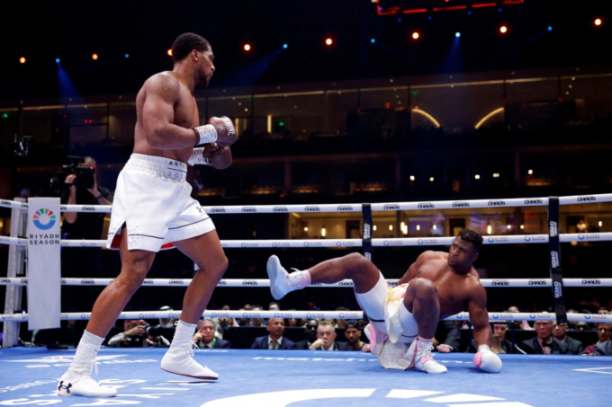 Anthony Joshua sau đòn knock-out Francis Ngannou ở hiệp hai trận quyền Anh hạng nặng trên võ đài Kingdom Arena, Riyadh, Arab Saudi ngày 8/3/2024. Ảnh: Reuters