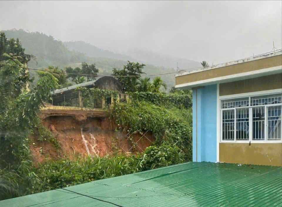 Hàng trăm học sinh , giáo viên di dời khẩn cấp do sạt lở tại Quảng Ngãi - Ảnh 2.