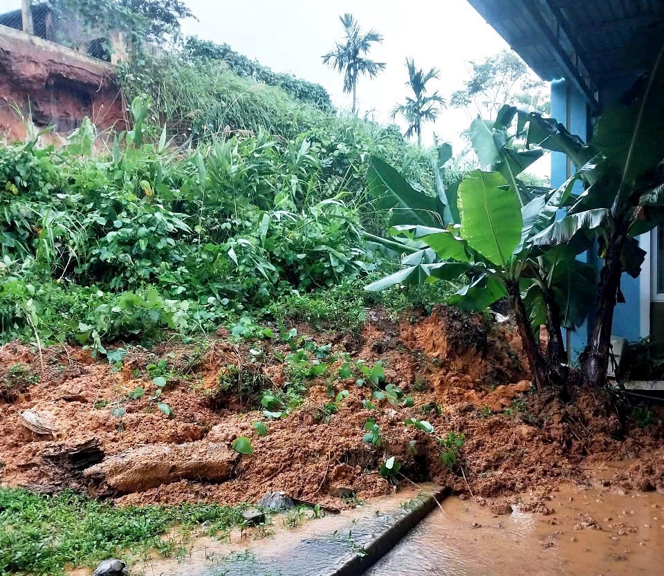 Hàng trăm học sinh , giáo viên di dời khẩn cấp do sạt lở tại Quảng Ngãi - Ảnh 3.