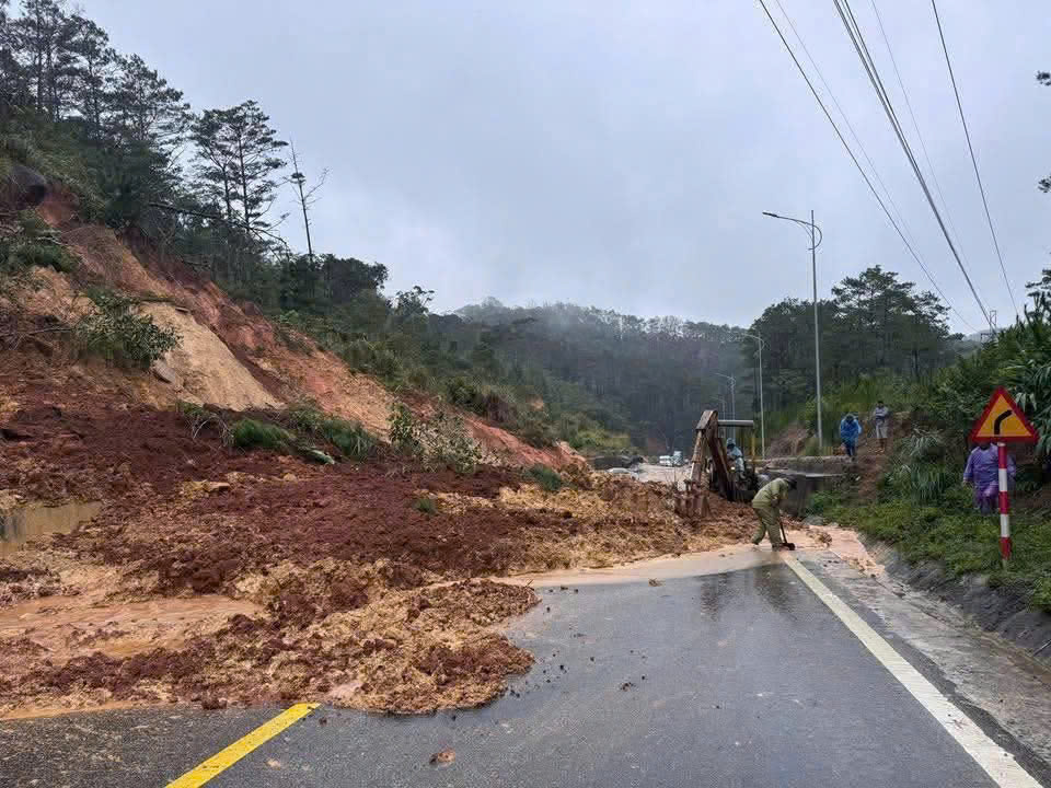 Hàng trăm học sinh , giáo viên di dời khẩn cấp do sạt lở tại Quảng Ngãi - Ảnh 5.