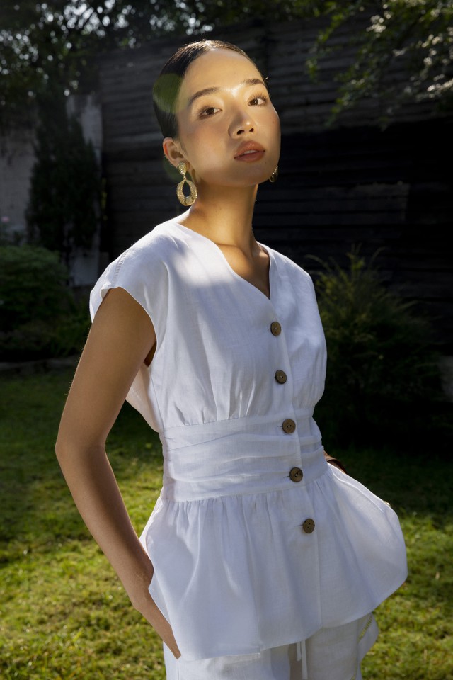 Trang phục chiết eo tôn 'đường cong' mềm mại của phái đẹp - Ảnh 2.