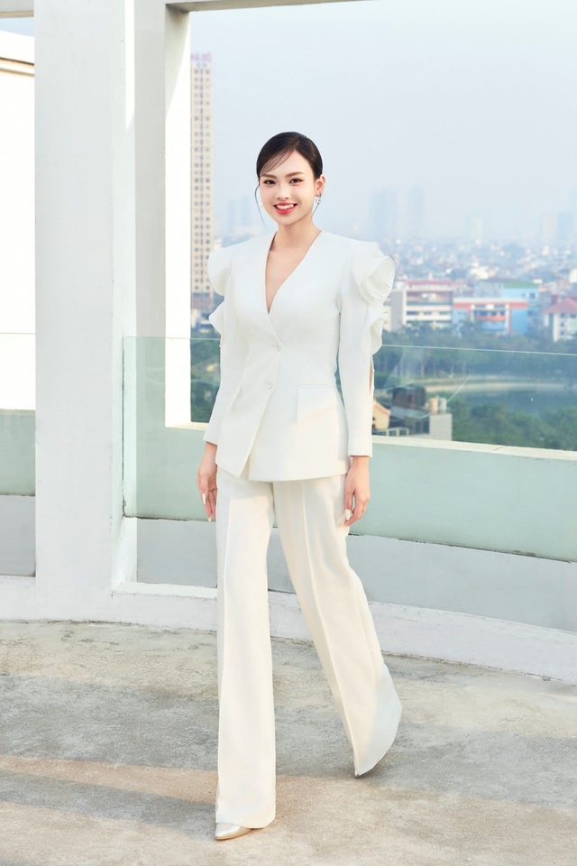 Trang phục chiết eo tôn 'đường cong' mềm mại của phái đẹp - Ảnh 4.