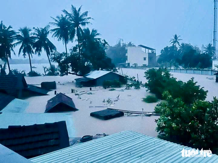 Ngập lụt lớn tại Phú Yên cũ, nhiều nơi ngập 2m - Ảnh 8.