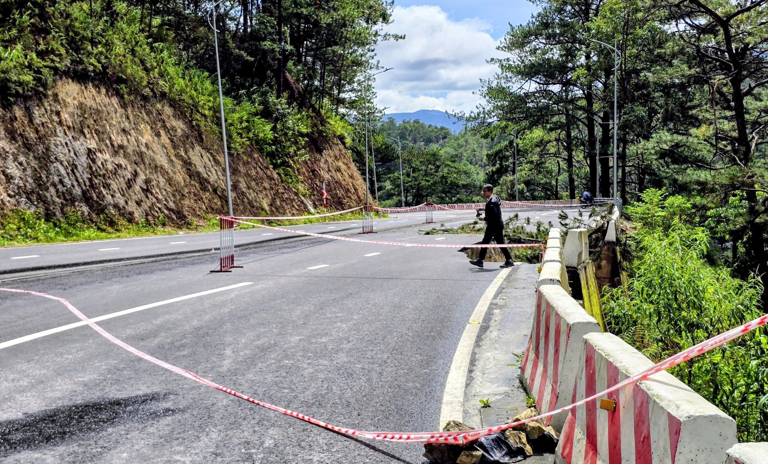 Ngập kéo dài, nông dân trồng rau ở Lâm Đồng chịu tổn thất nặng nề 6 Nông dân trồng rau ở Lâm Đồng thiệt hại nặng vì ngập - Ảnh 6.